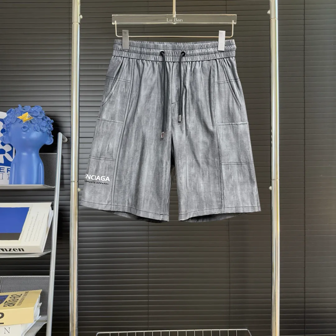 Balenciaga's three-standard complete 2026 summer New Arrival men's casual shorts, advanced custom-made Breathable fabric, Breathable fabric, extremely stretchy and comfortable, impeccable details, top-grade accessories, original logo design concept, delicate and soft feel! The upper body fit is awesome! Size: M-XXXL Please state your height and weight when ordering